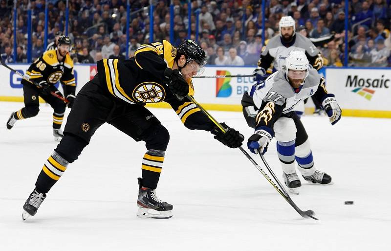 Pavel Zacha (vlevo) v dresu Boston Bruins.