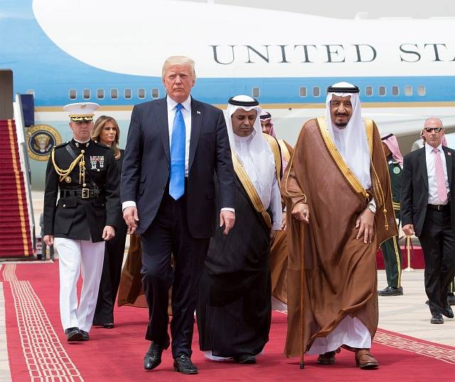 Donald Trump a saudský král Salmán bin Abd al-Azíz se prošli po červeném koberci