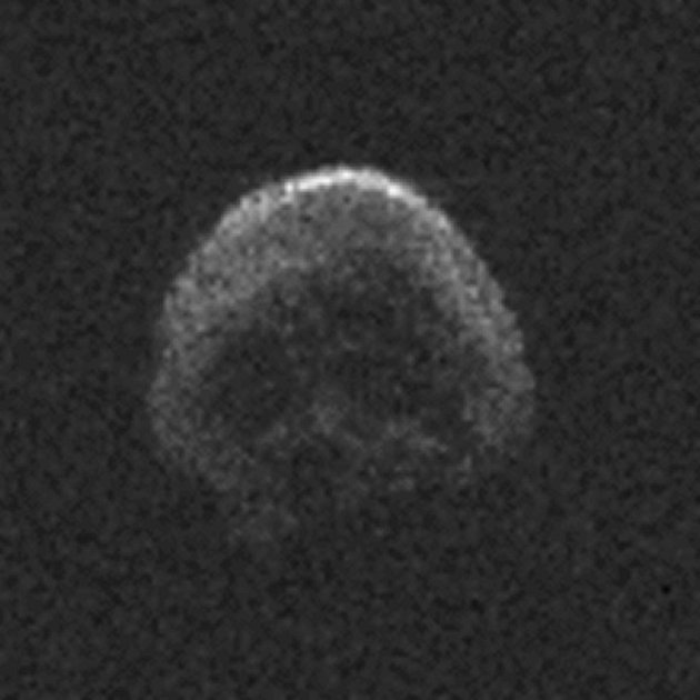 Před sedmi a čtyřmi lety vedle Země prolétl asteroid ve tvaru Lebky