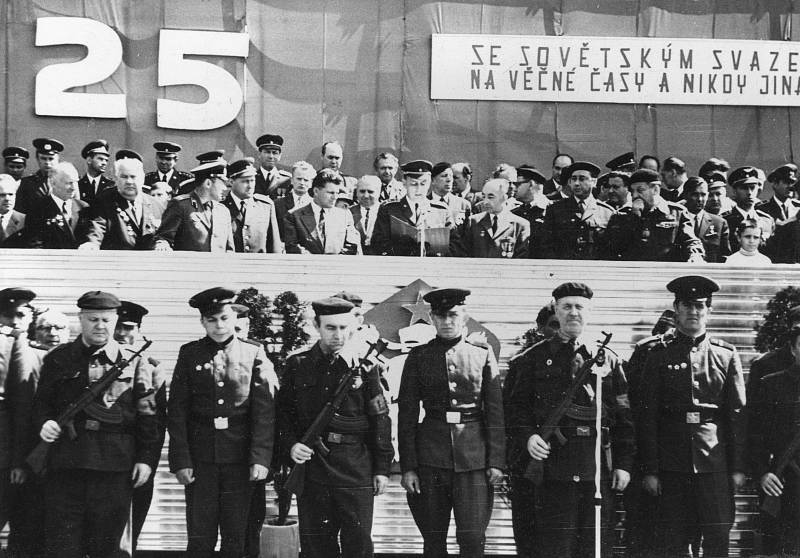 Slavnostní přehlídka vojsk pardubické posádky při příležitosti 25.výročí osvobození Československa Sovětskou armádou dne 9.5.1970