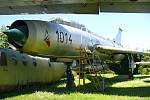 SU-7U. Suchoj Su-7U je jediným letounem v České republice v barvě kovu. Byl poškozen, ale sběratelé ve Zruči ho vyleštili