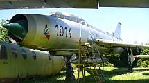 SU-7U. Suchoj Su-7U je jediným letounem v České republice v barvě kovu. Byl poškozen, ale sběratelé ve Zruči ho vyleštili