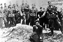 Poslední Žid ve Vinnycji. Tak byl pojmenován snímek, zachycující vraždu židovského muže příslušníkem esesáckého komanda Einsatzgruppe D. Vražděný muž klečí na okraji masového hrobu, v němž leží další oběti
