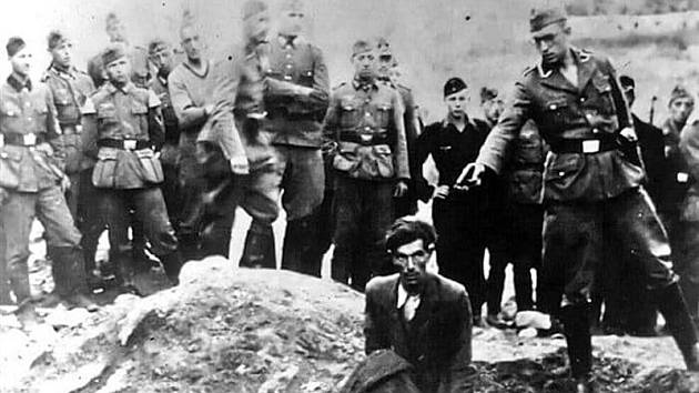 Poslední Žid ve Vinnycji. Tak byl pojmenován snímek, zachycující vraždu židovského muže příslušníkem esesáckého komanda Einsatzgruppe D. Vražděný muž klečí na okraji masového hrobu, v němž leží další oběti