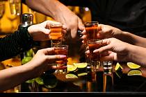 Některé bary v Řecku údajně sbírají nedopitý alkohol a nalévají ho turistům