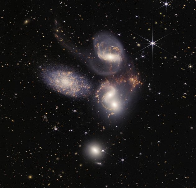 Stephanův kvintet je jedna z prvních kompaktních skupin galaxií, které byly kdy pozorovány.