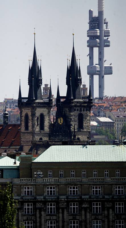 Pohled na věže týnského chrámu a žižkovský vysílač z Palácových zahrad pod Pražským hradem.