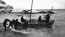 Pokus o nemožné. Snímek zachycuje spuštění člunu James Caird na vodu. V plavidle se vydal Ernest Shackleton ze Sloního ostrova, kde uvízla jeho expedice, na 1400 kilometrů dlouhou cestu do civilizace.