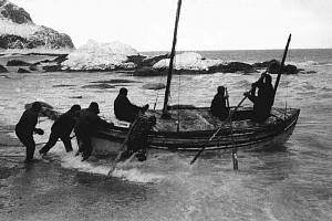 Pokus o nemožné. Snímek zachycuje spuštění člunu James Caird na vodu. V plavidle se vydal Ernest Shackleton ze Sloního ostrova, kde uvízla jeho expedice, na 1400 kilometrů dlouhou cestu do civilizace.