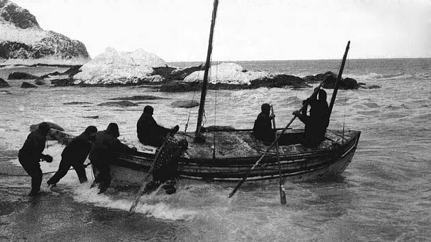 Pokus o nemožné. Snímek zachycuje spuštění člunu James Caird na vodu. V plavidle se vydal Ernest Shackleton ze Sloního ostrova, kde uvízla jeho expedice, na 1400 kilometrů dlouhou cestu do civilizace.