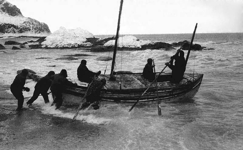 Pokus o nemožné. Snímek zachycuje spuštění člunu James Caird na vodu. V plavidle se vydal Ernest Shackleton ze Sloního ostrova, kde uvízla jeho expedice, na 1400 kilometrů dlouhou cestu do civilizace.