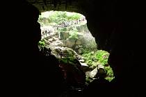Osm mužů a sedm žen strávilo 40 dnů v členité jeskyni Lombrives na jihozápadě Francie (na snímku vstup do jeskyně). Neměli telefony ani hodinky a po celou dobu neviděli slunce