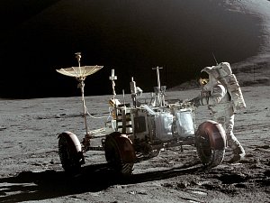 Vozidlo Lunar Rover a James Irwin na povrchu Měsíce.