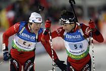 Mužskou štafetu v Ruhpoldingu vyhráli biastlonisté Norska. Ve vítězném kvaretu byl i Halvard Hanevold (vlevo) s Ole Einarem Bjöerndalenem (vpravo).  
