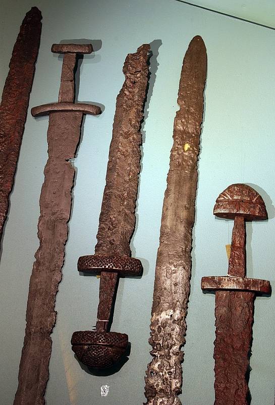 Vikingské meče z oblasti západního Norska, vystavené v muzeu Bergen