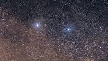 Dvě jasné hvězdy jsou Alfa Centauri (vlevo) a Beta Centauri, obě dvojhvězdy. Proxima Centauri je slabá rudá hvězda označená červeným kroužkem, v pravém úhlu k oběma a jihovýchodně od Alfy