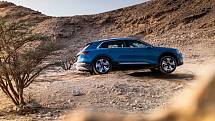 Audi E-Tron při testech v Dubaji