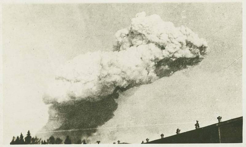 Rostoucí mrak po výbuchu v halifaxském přístavu