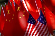 Vlajky USA a Číny - ilustrační foto.