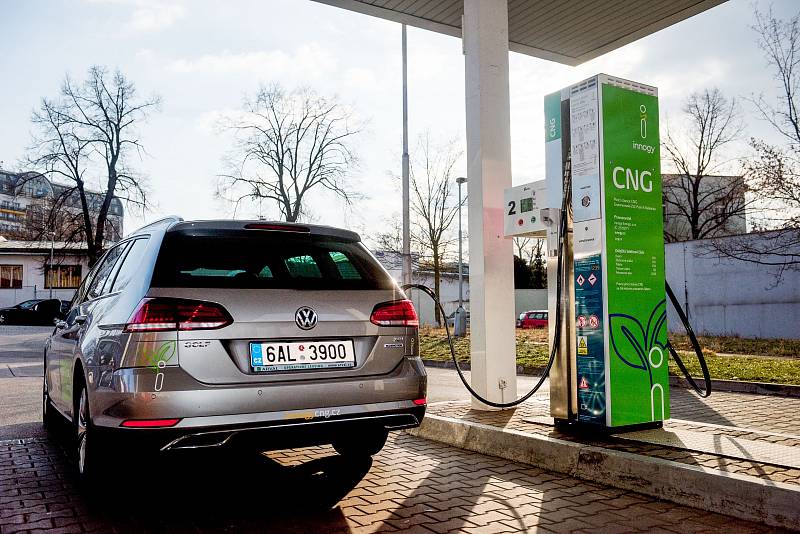 Průměrná cena CNG je v současnosti 33,65 korun za kilogram, ale u čerpacích stanic napříč republikou lze nalézt i cenovku s číslicí atakující 60 korun