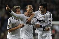 Kanonýr Realu Madrid Cristiano Ronaldo (uprostřed) se raduje z hattricku proti Seville.