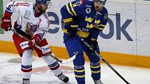 Jakub Kindl (vlevo) a Patrik Berglund ze Švédska.