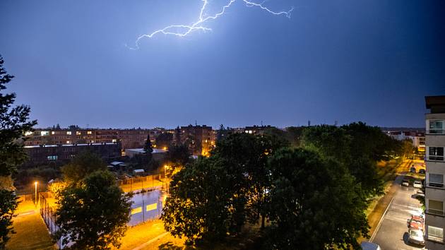 Nad Hradcem Králové se v noci na 30. června 2022 přehnala bouřka.