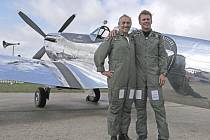 Dva britští piloti Steve Brooks (vlevo) a Matt Jones se zrenovovanou stíhačkou Spitfire vyrobenou za druhé světové války