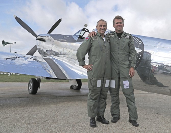 Dva britští piloti Steve Brooks (vlevo) a Matt Jones se zrenovovanou stíhačkou Spitfire vyrobenou za druhé světové války