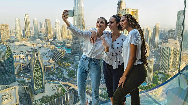 Lidé si na atrakci Sky Views Dubai užijí pohled na město z vyhlídkového 53. patra. Zájemce do něj doveze skleněný výtah.