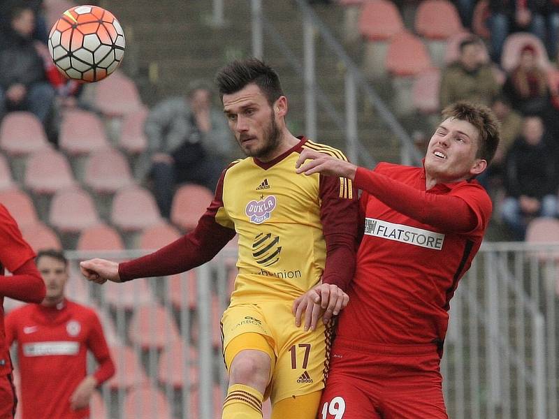 Josip Jurendič z Dukly Praha (vlevo) a Milan Lutonský z Brna.