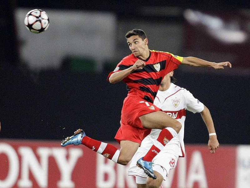 Jesus Navas ze Sevilly hlavičkuje v duelu Ligy mistrů proti Stuttgartu.