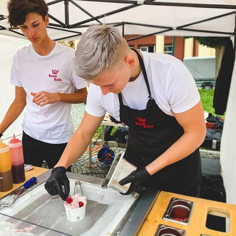 Firma Royal Rolls si zakládá na kvalitě surovin a preciznosti. Ke zmrzlině si zákazník může vybrat i další přísady, jako je ovoce, Oreo sušenky, nebo Kinder Bueno.