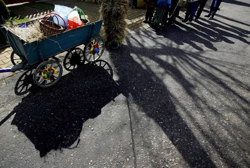 Za zvuků hrkaček proběhla 22. března na Bílou sobotu ve Stradouni v Pardubickém kraji tradice „Vodění Jidáše“.