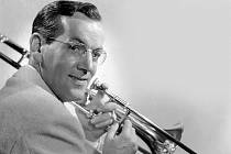 Hudební hvězda válečných let Glenn Miller. Skladatel, kapelník a trombonista na snímku z roku 1942, dva roky před svým zmizením