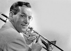 Hudební hvězda válečných let Glenn Miller. Skladatel, kapelník a trombonista na snímku z roku 1942, dva roky před svým zmizením