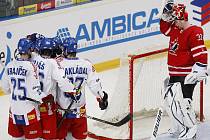Čeští hokejisté se radují z gólu Martina Havláta v přípravném zápase proti Kanadě.
