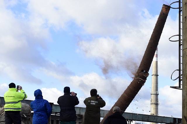 V areálu kladenské Poldi padly po odstřelu k zemi čtyři komíny, které byly součástí provozu bývalé válcovny a ocelárny.