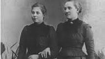 Vizionářka Kristina Ringlová (vlevo) a Anežka Špačková. Na celý případ dodnes dopadá stín z toho, že Špačková byla v roce 1902 zavražděna a jako její vražedkyně byla odsouzena právě Ringlová. Nikdy se ale k tomuto činu nepřiznala