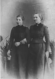 Vizionářka Kristina Ringlová (vlevo) a Anežka Špačková. Na celý případ dodnes dopadá stín z toho, že Špačková byla v roce 1902 zavražděna a jako její vražedkyně byla odsouzena právě Ringlová. Nikdy se ale k tomuto činu nepřiznala