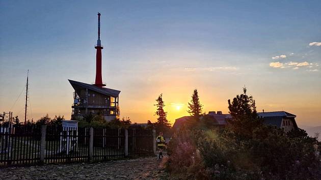 Západ slunce na Lysé hoře je cílem mnoha turistů, pozor ale na sestup dolů ve tmě.