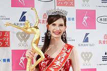 Karolina Šiinoová se stala Miss Japonska. Nedlouho poté korunku vrátila