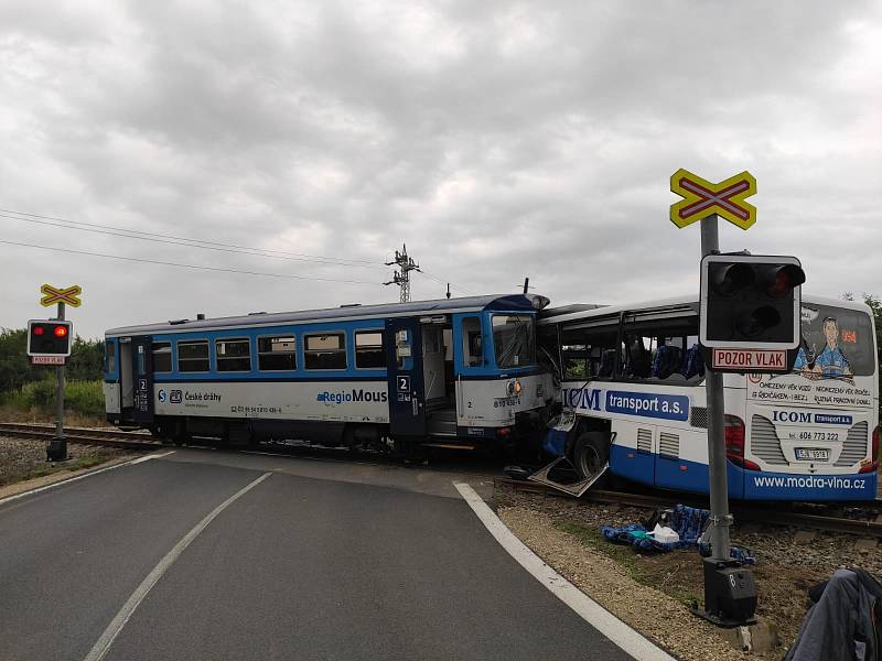 Na železničním přejezdu nedaleko obce Struhařov na Benešovsku se srazil vlak s autobusem