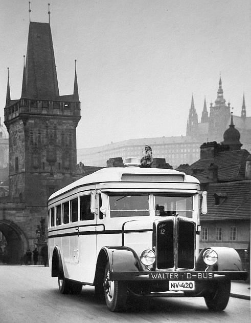 První československý autobus pro dálkovou přepravu Walter D-Bus na Karlově mostu v Praze v roce 1931.