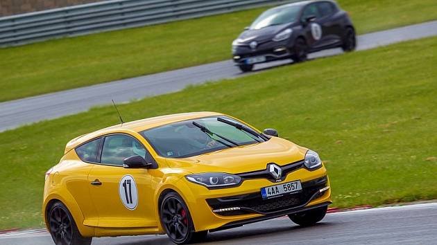 Rychlé Renaulty na Autodromu v Mostě.