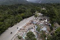 Trosky zemětřesením zničených domů ve městě Rampe na Haiti, 18. srpna 2021.