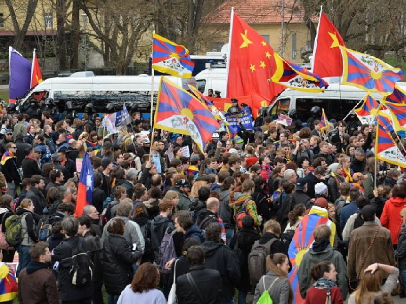 Protestní akce proti nekritickému sbližování ČR a Číny se konala 29. března na pražské Kampě v době návštěvy čínského prezidenta Si Ťin-pchinga v Česku.