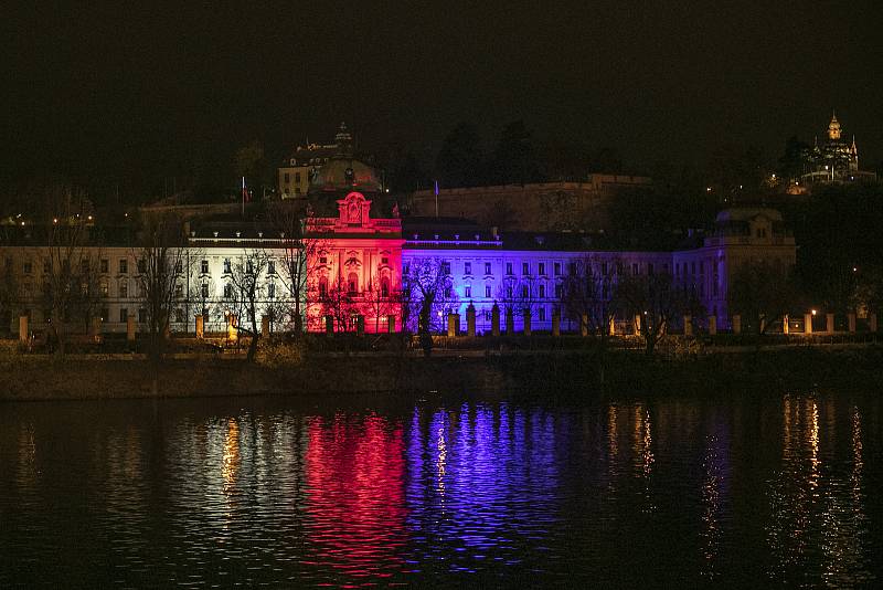 Na 31. výročí Sametová revoluce se rozsvítili budovy v národních barvách, 17. listopadu v Praze. Na snímku Úřad vlády.