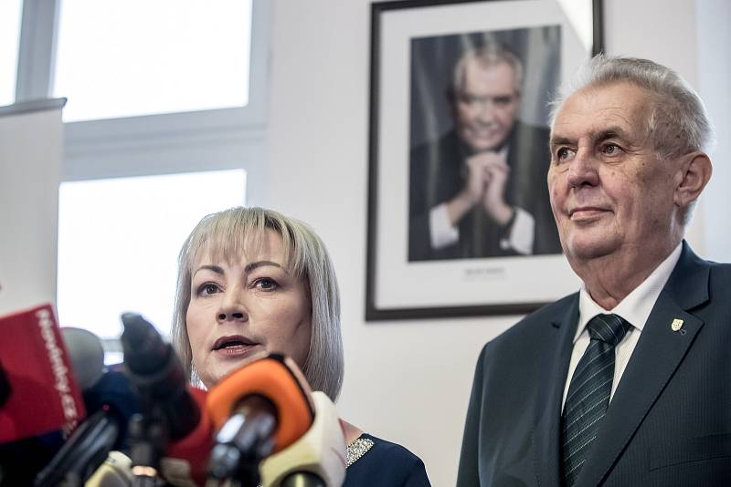 Prezident Miloš Zeman a jeho manželka Ivana vystoupili 6. listopadu v Praze na tiskové konferenci k Zemanově kandidatuře do prezidentských voleb.