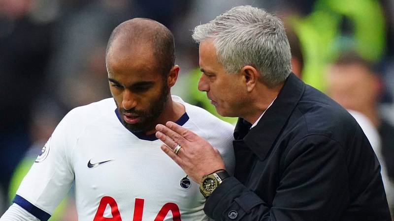 José Mourinho při své premiéře na lavičce Tottenhamu s autorem jedné z branek Lucasem Mourou.